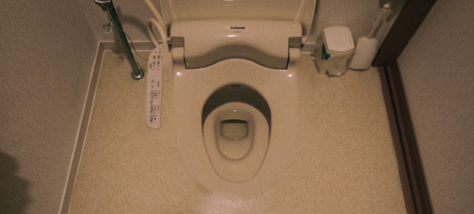 白い便器と白い床。輪郭が溶けて、便器と床の境目が見分けにくい。