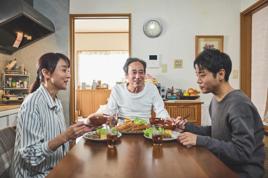 場面写真：食卓を囲んで語らう陽子・豊・優輝の三人。